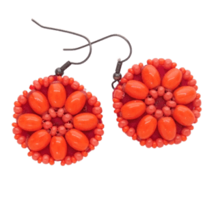 Oranžové korálkové náušnice, které vyniknou ve světlých i tmavých vlasech, kombinovatelné se sponou na šátek a náramkem.