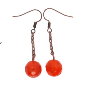 Oranžové korálkové náušnice s broušeným korálkem zavěšeným na jemném řetízku.