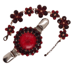 Vínová korálková souprava s výraznou sponou na šátek a náramkem z broušených korálků.