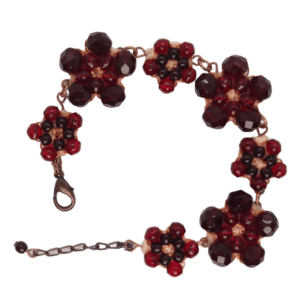 Vínový korálkový náramek z broušených korálků ve tvaru „kytiček“, doplnitelný s oděvní sponou.