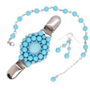 Světle modrá korálková souprava – spona na šátek, náušnice a náramek v jemném pastelovém odstínu.