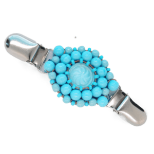 Světle modrá korálková oděvní spona z pastelových korálků, jemný doplněk vhodný pro jarní typ.