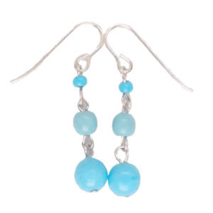 Světle modré korálkové náušnice v pastelovém odstínu, které opticky prodlužují obličej, kombinovatelné se sponou na šátek a náramkem.