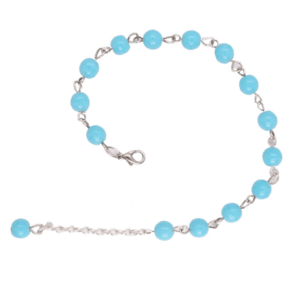Světle modrý korálkový náramek v jemném pastelovém odstínu.