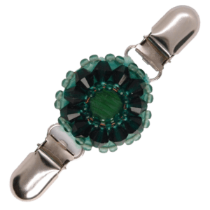 Zelená smaragdová korálková oděvní spona z tmavě zelených broušených korálků, vhodná pro zimní typ.