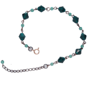 Zelený korálkový náramek ze smaragdových broušených korálků, sladitelný s náušnicemi a oděvní sponou.