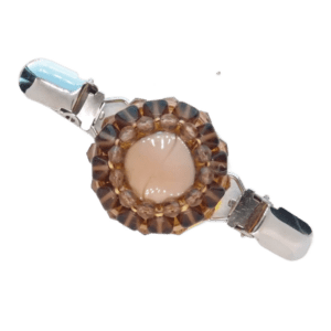 Hnědá malá korálková oděvní spona v teplých odstínech, vhodná pro podzimní typ, s možností doplnit náramkem a náušnicemi.