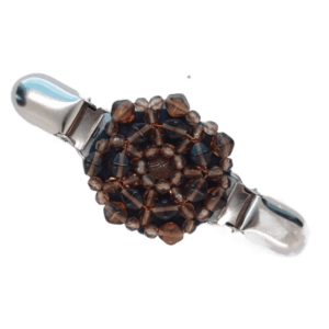 Hnědá korálková oděvní spona, univerzální doplněk pro podzimní typ s možností doplnit náušnicemi a náramkem.