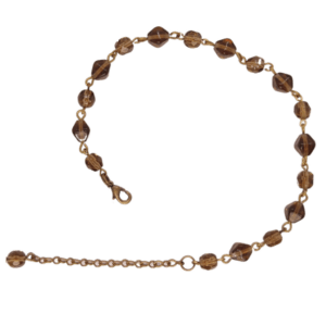 Tmavě hnědý korálkový náramek, elegantní doplněk ladící s náušnicemi a sponou na šátek, vhodný pro podzimní typ.