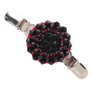 Černá korálková oděvní spona s černým knoflíkem na červené plsti, elegantní červeno-černá kombinace, doplnitelná náramkem.