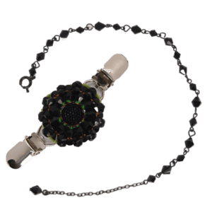 Černá korálková souprava z broušených korálků se sponou s prosvítající zelenou plstí a náramkem.