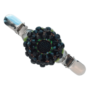 Černá korálková oděvní spona s černým knoflíkem na zelené plsti, elegantní černo-zelená kombinace, doplnitelná náramkem.