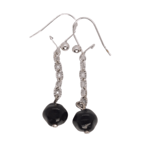 Jednoduché černé korálkové náušnice s jedním korálkem zavěšeným na řetízku, kombinovatelné se sponou na oděv (šátek).