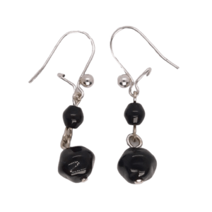 Jednoduché černé korálkové náušnice vhodné pro každodenní nošení, kombinovatelné se sponou na šátek.