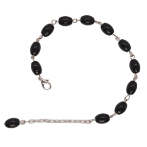 Černý korálkový náramek, univerzální doplněk ke každému outfitu. Ladí s náušnicemi a oděvní sponou.